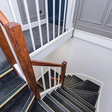 Stunning - Sleep 17 Apartment York